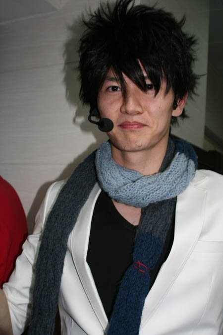 Bao Chunlai sings for an event.