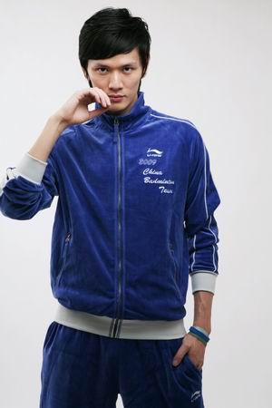 Picture of Bao Chunlai cool pose.