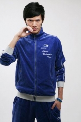 Picture of Bao Chunlai cool pose.