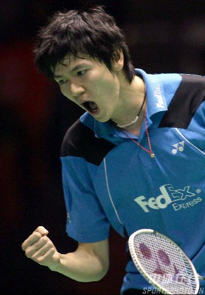 Bao Chunlai at a badminton match.