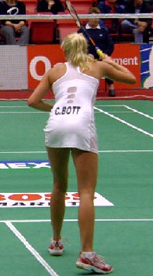 Carola Bott in badminton match