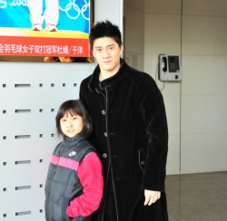 Fu Haifeng and a young fan of his