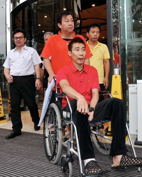 Lee Chong Wei acting as Artie in Glee