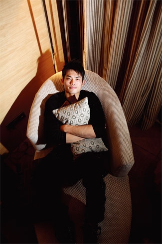 Lin Dan poses for a magazine.