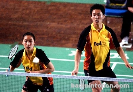 Pan Pan in a mixed doubles badminton match.