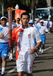 Taufik Hidayat with Olympic torch.