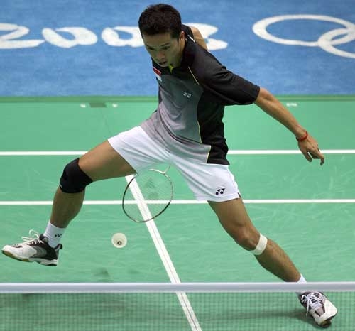 Taufik Hidayat amazing between the legs shot.