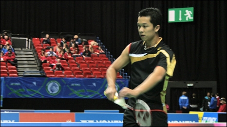 Taufik Hidayat serving.