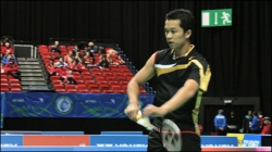 Taufik Hidayat serving.