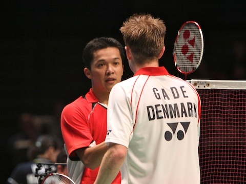 Taufik Hidayat shaking hands with Peter Gade.