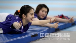 Wang Shixian training hard on a mat.