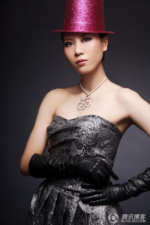 Zhang Jiewen studio photo shoot.